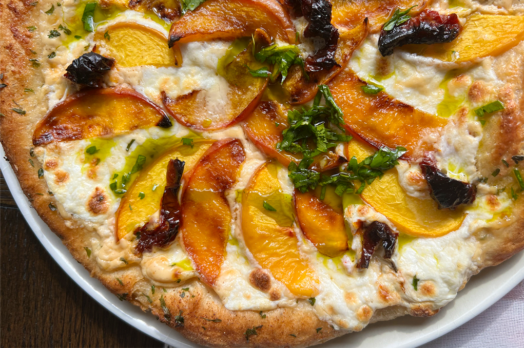 Pizza blanca con durazno de California
