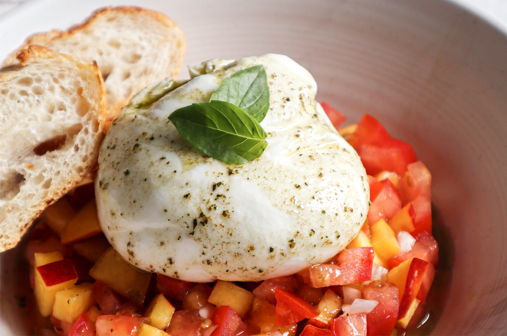 Tártar de jitomate y nectarina con burrata y albahaca
