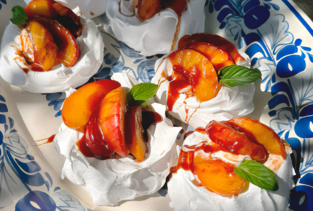 Pavlova duraznos flameados