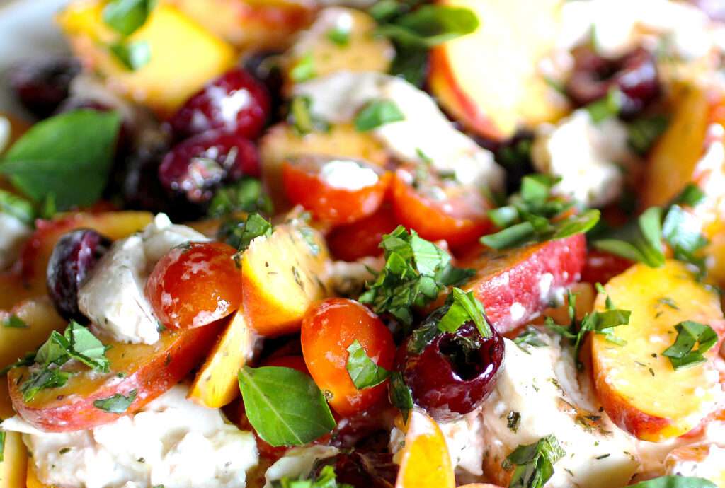 Ensalada de Durazno de California y Burrata con Cerezas