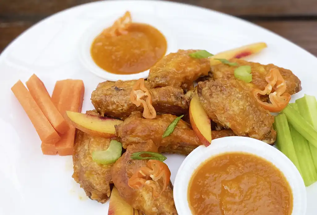 Alitas de pollo con salsa BBQ de nectarinas de California
