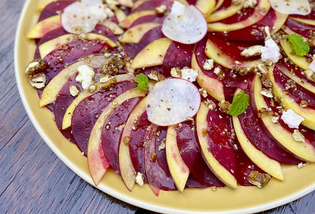Carpaccio de betabel con duraznos de California y vinagreta de naranja