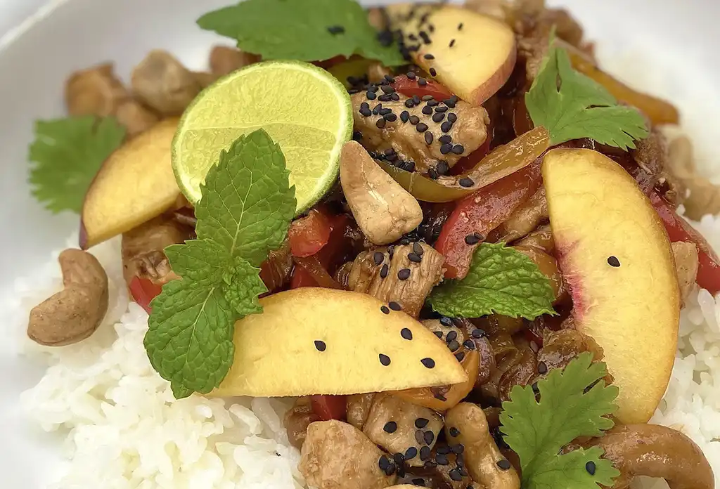 Pollo en salsa de chipotle/teriyaki con duraznos de California