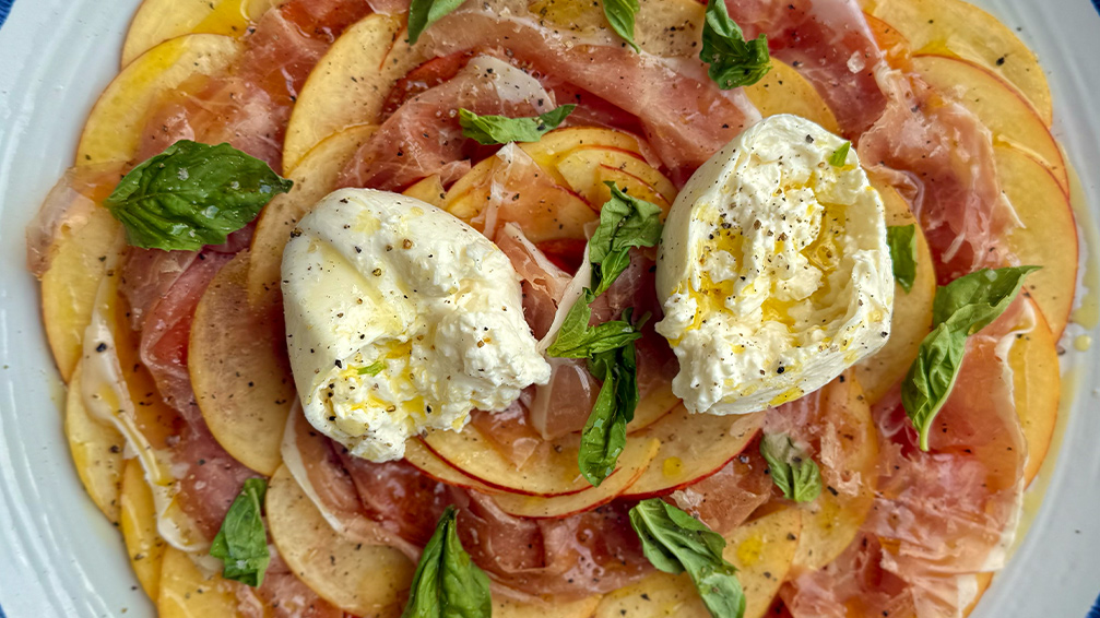 Carpaccio de durazno con prosciutto y burrata.