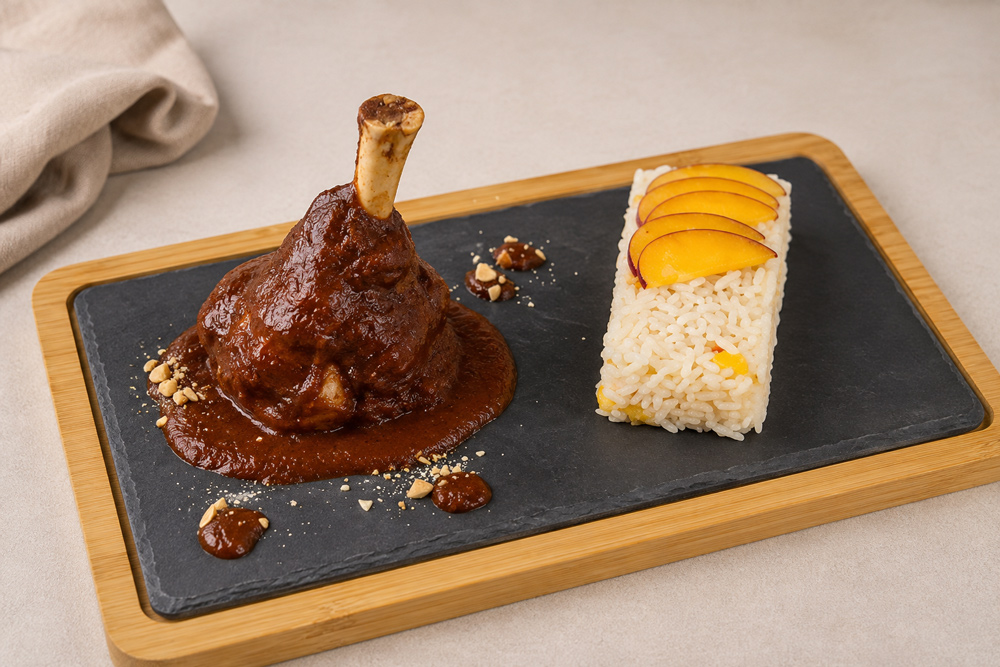 Mole de autor con duraznos de California